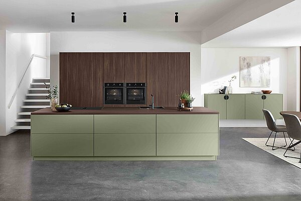 Moderne Nobilia Küche mit Holz und Farbe