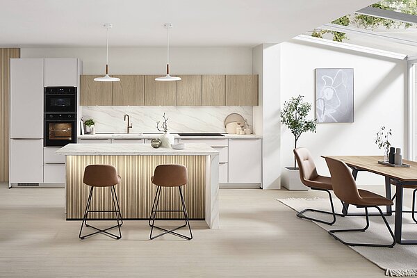 Moderne Küche in Weiss mit Holz und Rillen in der Nische