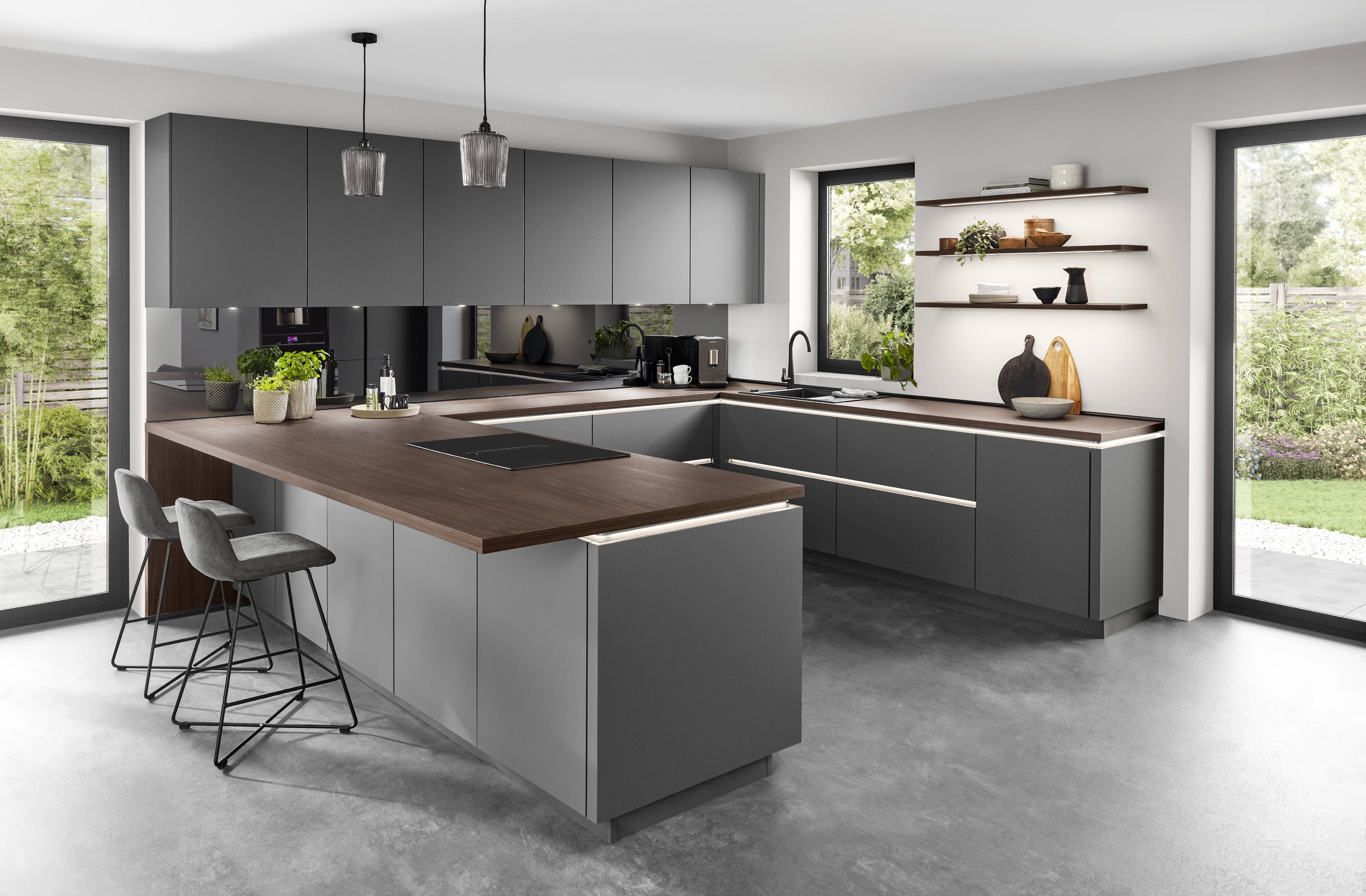 Nobilia moderne Küche in grau mit Holz