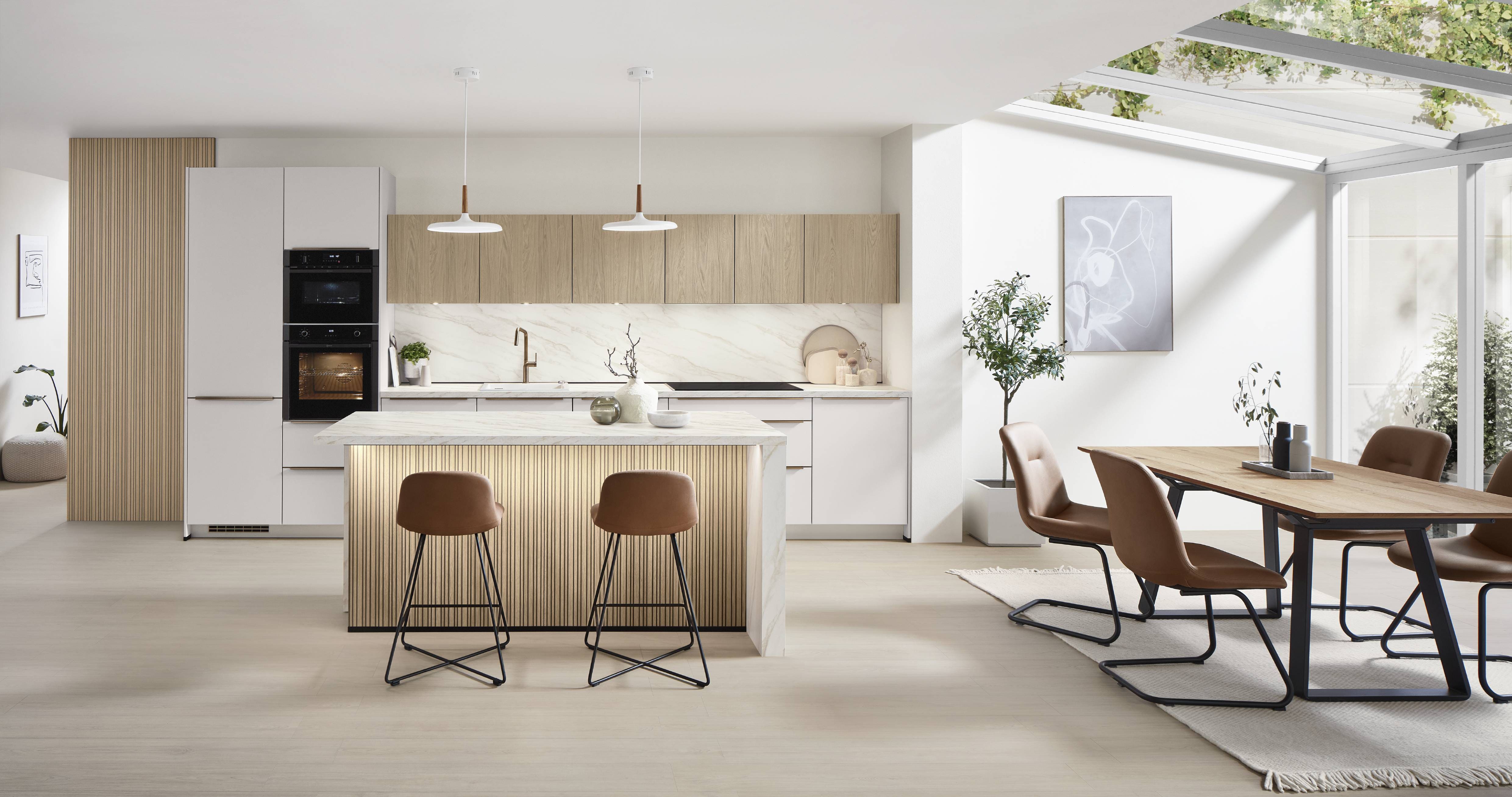 Moderne Küche in Weiss mit Holz und Rillen in der Nische